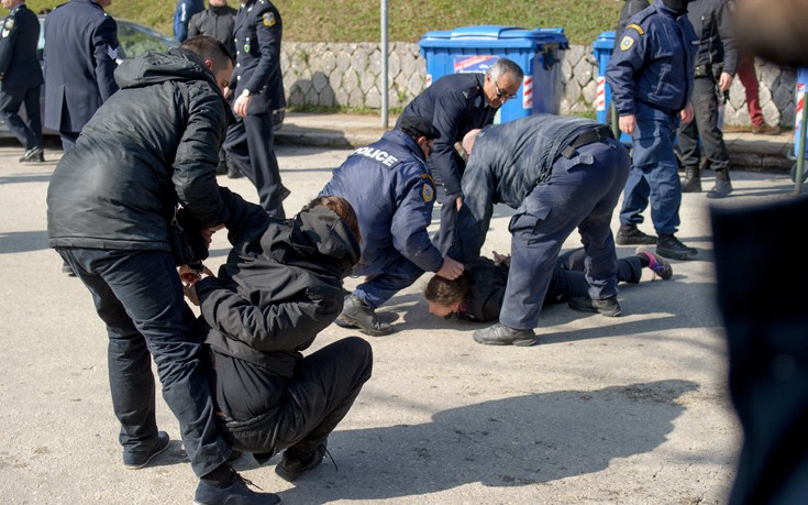 Ιωάννινα: Επεισόδια μεταξύ αναρχικών και αστυνομικών στο μνημείο Μπιζανομάχων (φωτό)