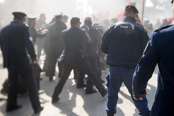 Στο νοσοκομείο διαδηλωτής στα Ιωάννινα με σοβαρά τραύματα (φωτό)