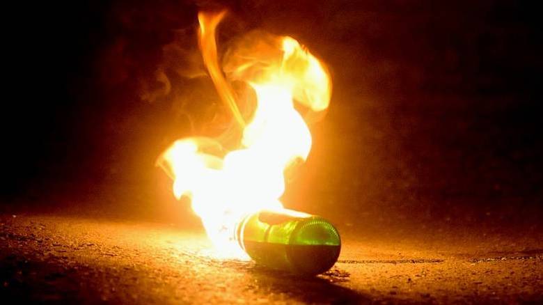 Βίντεο ντοκουμέντο από την καταδρομική επίθεση με μολότοφ στα γραφεία του ΣΥΡΙΖΑ την Κυριακή