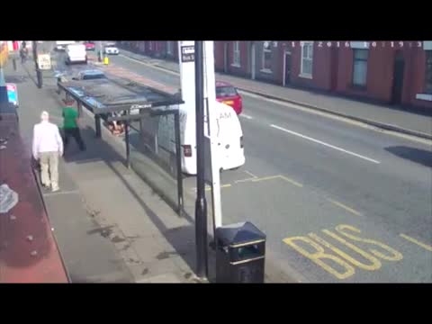 Αυτό θα πει … ατυχία! «Αδέσποτη» ρόδα βγάζει νοκ άουτ ανυποψίαστο πεζό (προσοχή σκληρό βίντεο)