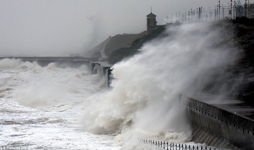 Στο «έλεος» της καταιγίδας «Ντόρις» η Βρετανία – Ένας νεκρός (φωτό, βίντεο)
