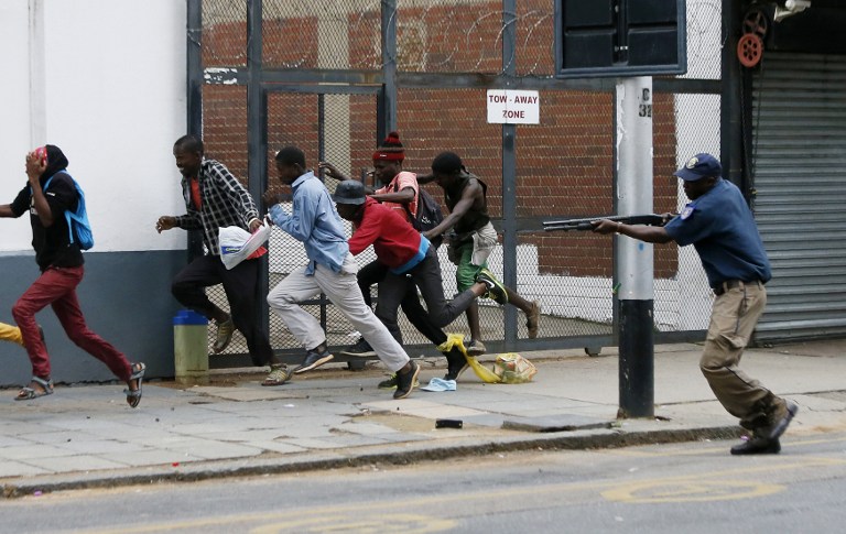 Χάος και απόλυτη βία στην Πρετόρια: Άγριες συγκρούσεις με μαχαίρια και ματσέτες μεταξύ μεταναστών και ντόπιων (φωτό)