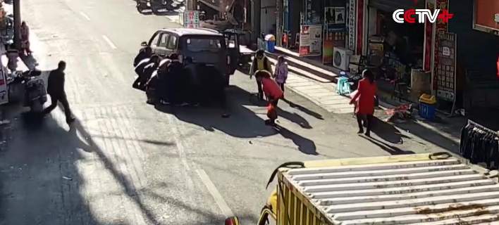 Κίνα: Αγοράκι σφήνωσε κάτω από τις ρόδες φορτηγού! (βίντεο)