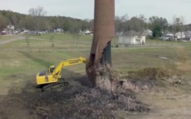 Αν είσαι γκαντέμης …! Έπεσε η τσιμινιέρα και τον καταπλάκωσε (βίντεο)