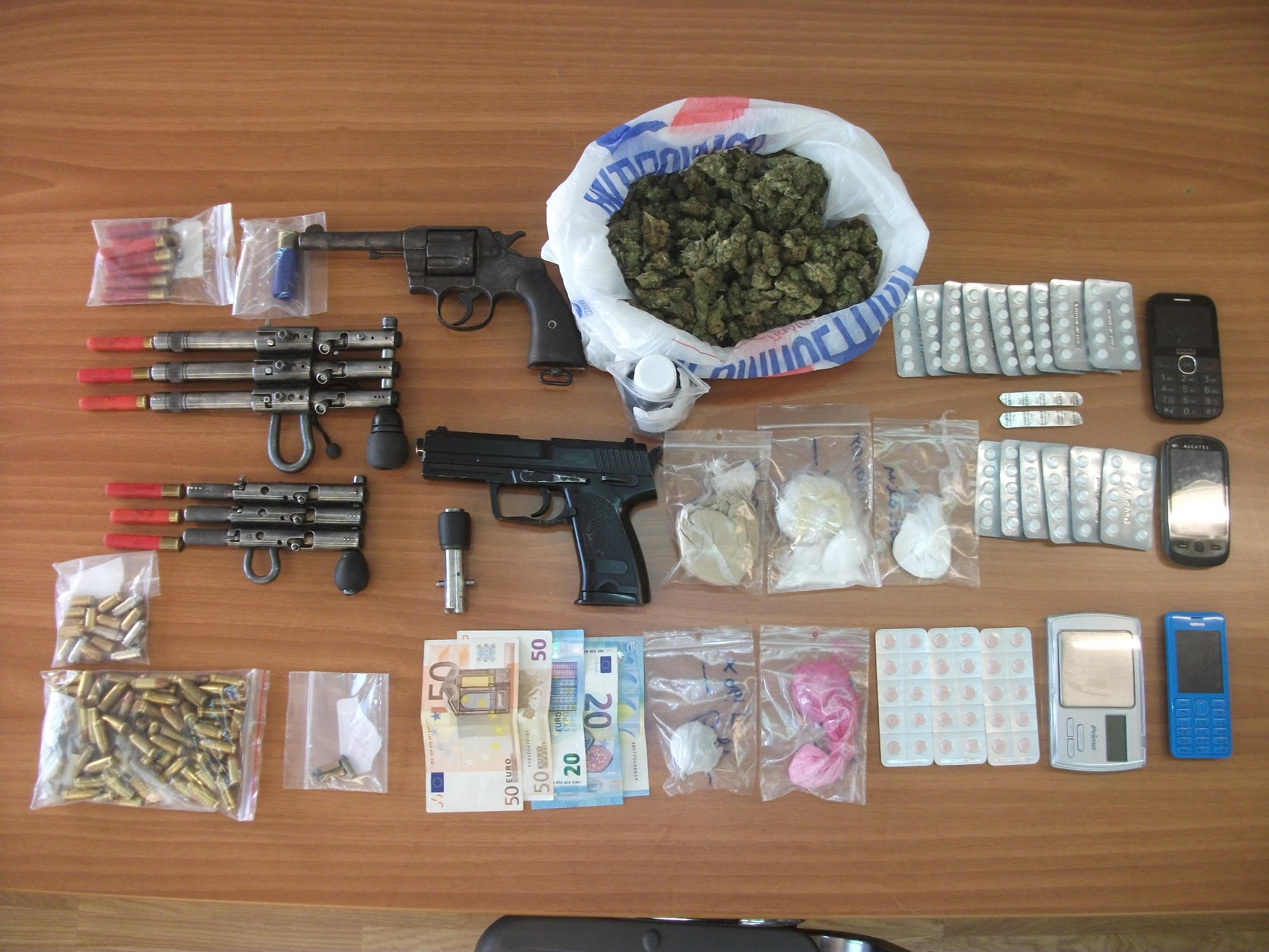 Αθήνα: Σύλληψη 46χρονου Αλβανού για διακίνηση ναρκωτικών,κατοχή όπλων και κλεμμένων μηχανών (φωτό)