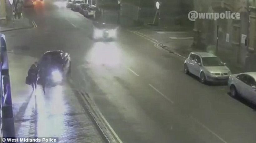 Βρετανία: Σοκαριστικό βίντεο καταγράφει αυτοκίνητο να πέφτει εν ψυχρώ πάνω σε 17χρονη