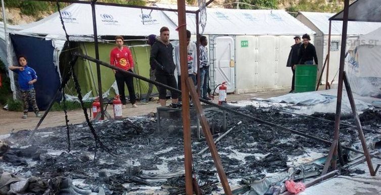 Αφγανοί έβαλαν φωτιά σε σκηνή Μαροκινών στη Χίο (φωτό, βίντεο)