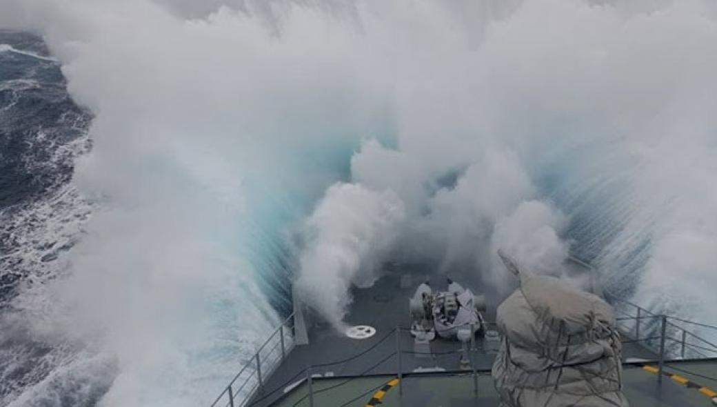 Ιλιγγος: Πολεμικό πλοίο ταξιδεύει μέσα σε κύματα ύψους 20 μέτρων και ανέμους 80 χλμ/ώρα! (βίντεο)