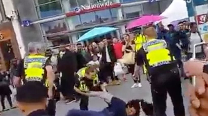 Βρετανία: Άνδρας άρχισε να τρέχει ανάμεσα στο πλήθος κραδαίνοντας ένα τσεκούρι (βίντεο)