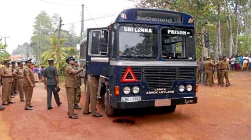 Σρι Λάνκα: Οπλισμένοι άνδρες άνοιξαν πυρ με αυτόματα σε λεωφορείο με φυλακισμένους (βίντεο)