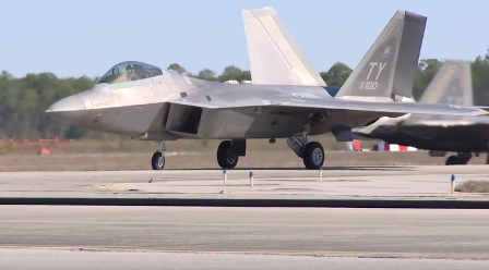 F-22 Raptors σε άσκηση ανεφοδιασμού (βίντεο)