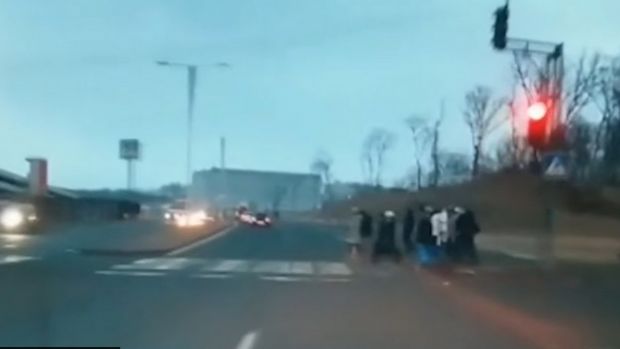 Ασυνείδητη οδηγός «ξαπλώνει» με το ΙΧ της πεζούς σαν να μην συμβαίνει τίποτα (βίντεο)