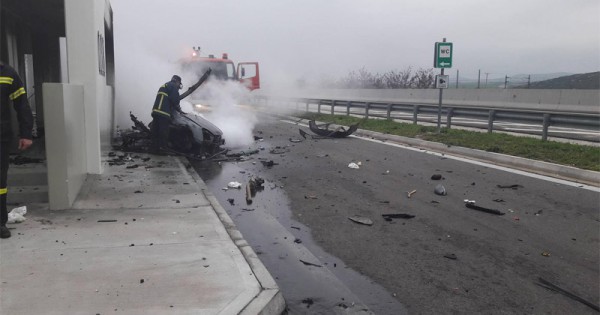 Στην Τροχαία τα συντρίμμια της Πόρσε του τραγικού δυστυχήματος (βίντεο)