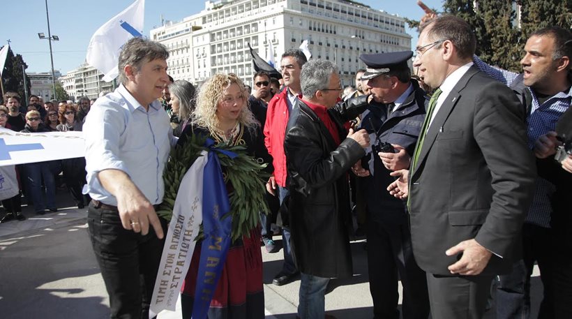 Ένταση στο μνημείο του Άγνωστου Στρατιώτη ανάμεσα σε ΜΑΤ και ομάδα Μανιατών