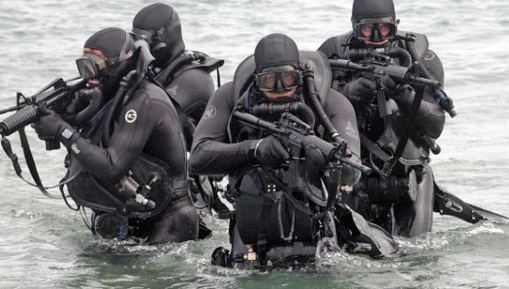 Υποβρύχιοι Καταστροφείς Στρατού Ξηράς – Έτσι εκπαιδεύονται οι βατραχάνθρωποι (φωτό, βίντεο)