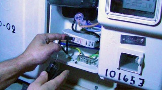 Κέρκυρα: Συνελήφθησαν τέσσερα άτομα οι οποίοι έκλεβαν την ΔΕΗ