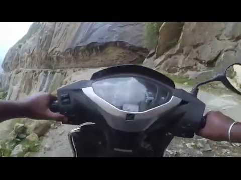 Βίντεο που κόβει την ανάσα! Οδηγεί σκούτερ στη χειρότερη διαδρομή του κόσμου