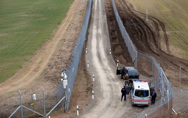 Ουγγαρία: Υψώνει ηλεκτροφόρο φράχτη για να εμποδίσει τους μετανάστες