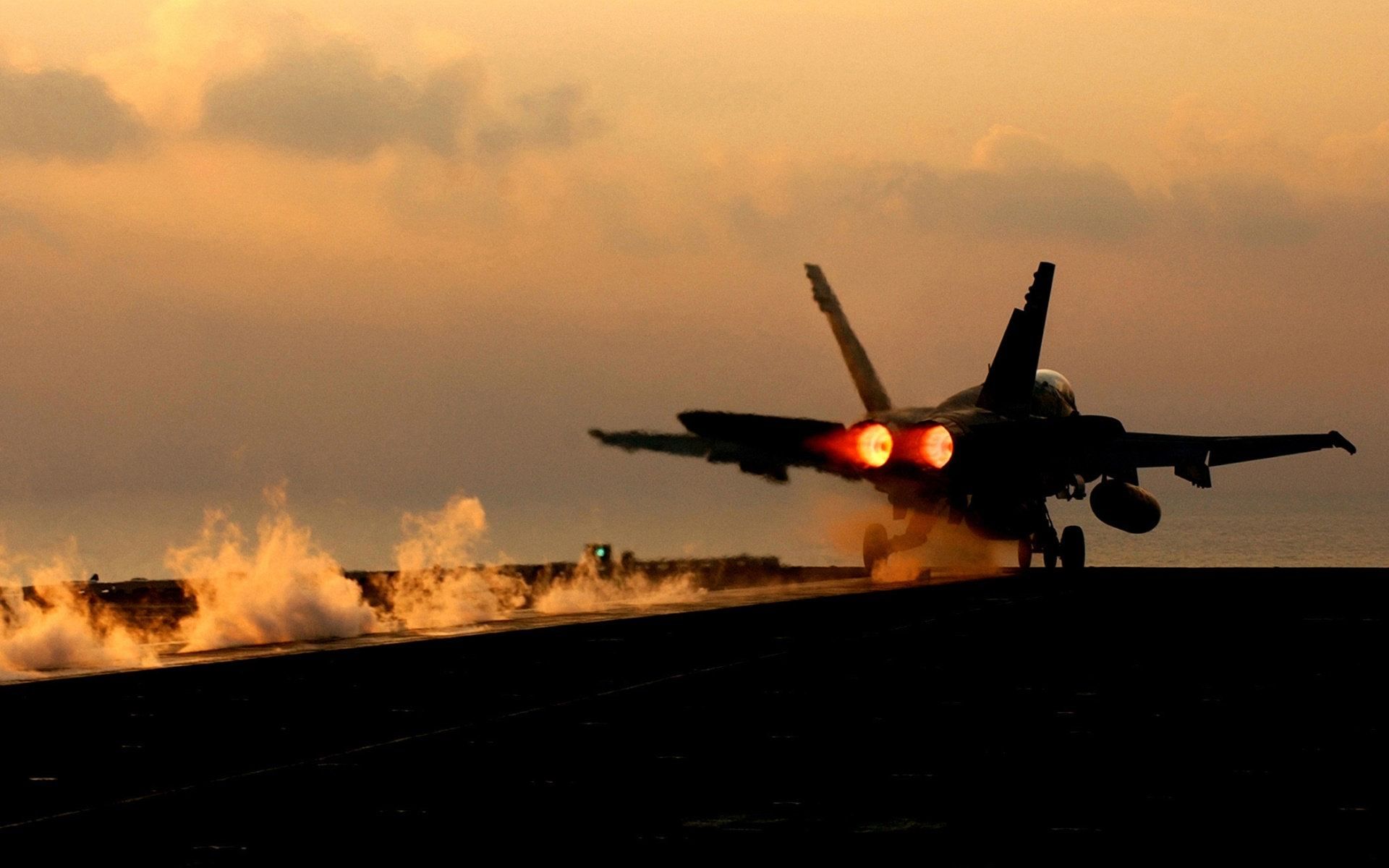 Βίντεο: Το μαχητικό αεροσκάφος F-18 σε χαμηλή πτήση