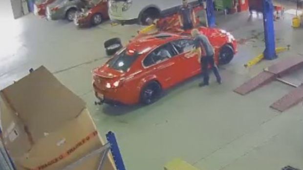 Αυστραλία: Θρασύτατος κλέφτης αρπάζει αυτοκίνητο από συνεργείο και φεύγει σαν … κύριος! (βίντεο)