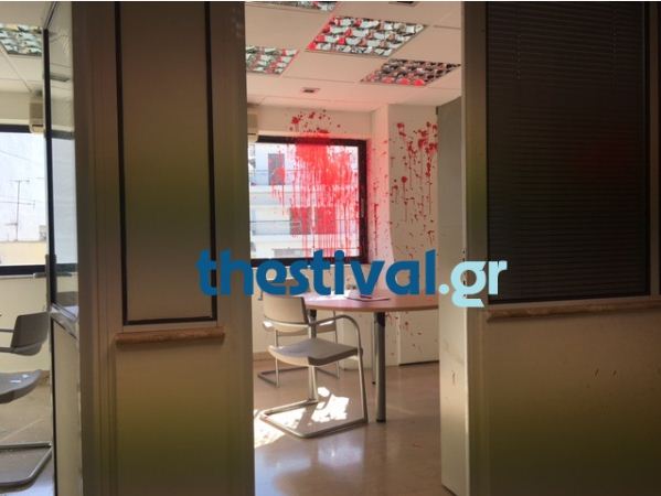 Θεσσαλονίκη: Εισβολή κουκουλοφόρων σε γραφεία- Προξένησαν φθορές και πέταξαν μπογιές (φωτό)