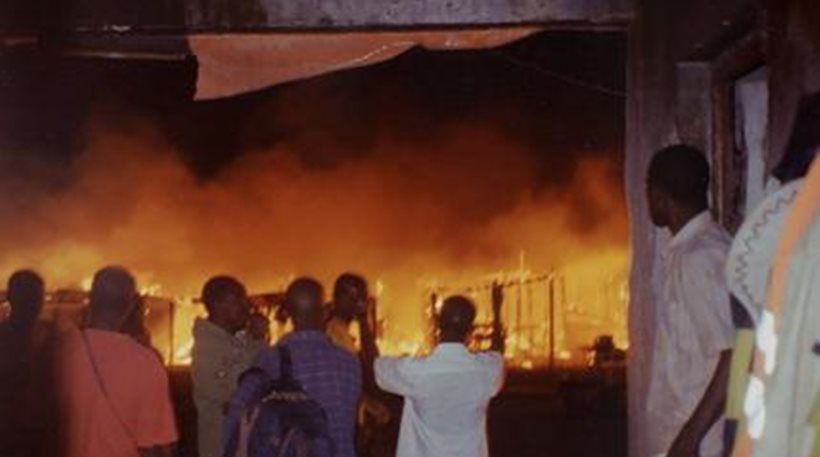 Νεκροί δύο Αφρικανοί μετανάστες στην Ιταλία από πυρκαγιά σε παραγκούπολη (φωτό)