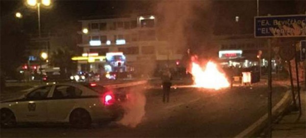 Έκτατο: Σοβαρά επεισόδια οπαδών αυτή την ώρα στην Λεωφόρο Ποσειδώνος (φωτό, βίντεο)