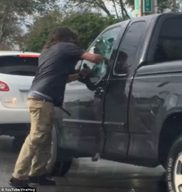 ΗΠΑ: Οδηγός σε κατάσταση αμόκ σπάει το τζάμι με γροθιές και ρίχνει σπρέι πιπεριού (φωτό, βίντεο)