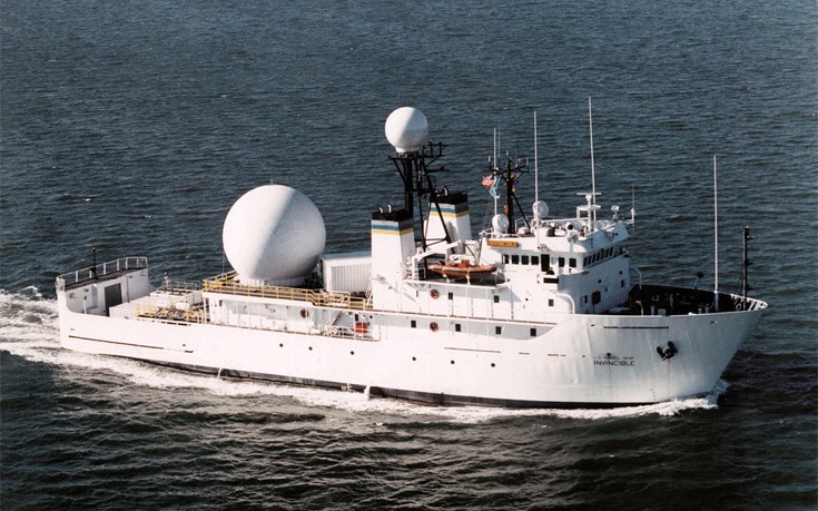 «Προκαλεί» το Ιράν: Tαχύπλοα των Φρουρών της Επανάστασης πλησίασαν αμερικανικό κατασκοπευτικό