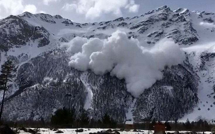 Έξι άτομα βρήκαν τραγικό θάνατο από χιονοστιβάδα στη Ρωσία (φωτό, βίντεο)
