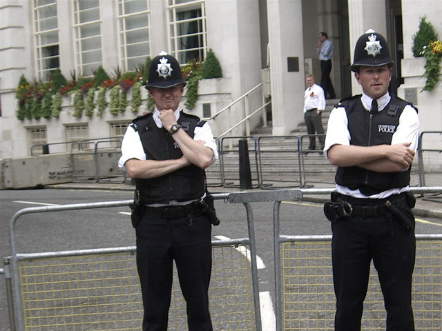 Συναγερμός στο Λονδίνο: Έκλεισε γνωστή γέφυρα και εκκενώθηκαν σταθμοί λεωφορείων και τρένων (φωτό) (upd)