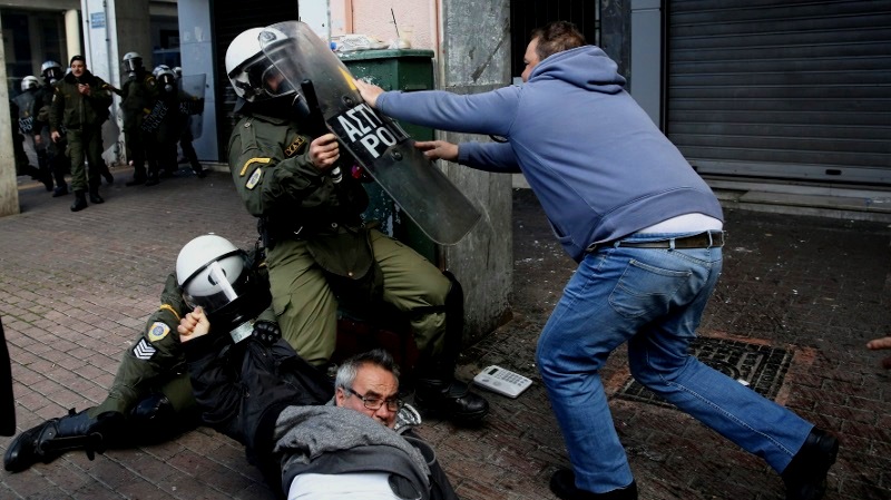 Μάχες σώμα με σώμα Κρητών αγροτών και δυνάμεων ασφαλείας στο υπουργείο Αγροτικής Ανάπτυξης (φωτό, βίντεο) (upd)