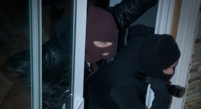 Άγρια ληστεία σε σπίτι στην Αχαΐα – Χτυπούσαν τον γιο μπροστά στους γονείς του