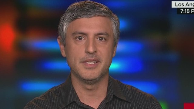 Φρίκη από παρουσιαστή του CNN που τρώει μέρος ανθρώπινου εγκεφάλου! (βίντεο)