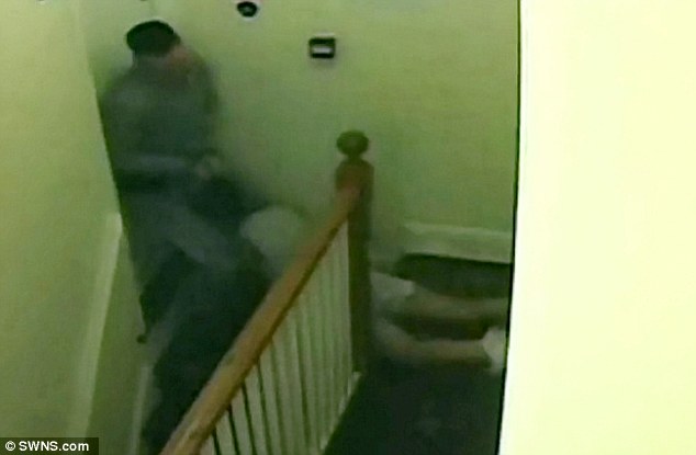 Έσερνε την σύντροφό του από τα μαλλιά και την πέταξε από τις … σκάλες (βίντεο)