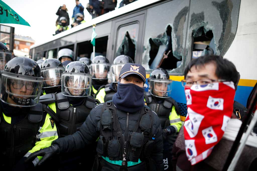 N. Kορέα: H καθαίρεση της προέδρου έφερε αίμα και άγριες συγκρούσεις με την αστυνομία (φωτό)