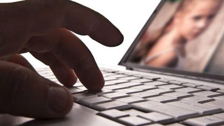 Ένα ανήλικο κοριτσάκι κατήγγειλε τον πατέρα του για εμπλοκή σε παιδική πορνογραφία