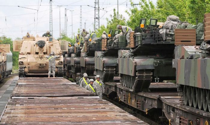 Τεράστια συγκέντρωση οχημάτων του αμερικανικού Στρατού στην ανατολική ακτή (βίντεο)