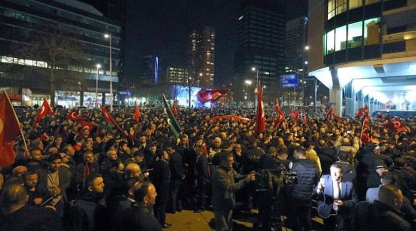 Τούρκοι διαδηλωτές έξω από το τουρκικό προξενείο στο Ρότερνταμ