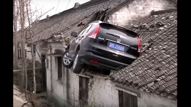 Η απόλυτη ταπείνωση! Η απίθανη προσγείωση ΙΧ σε … κεραμίδια (βίντεο)