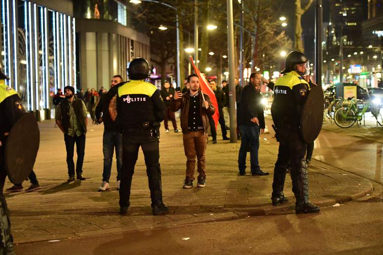 Ρόττερνταμ: Οχήματα της πυροσβεστικής εναντίον Τούρκων διαδηλωτών