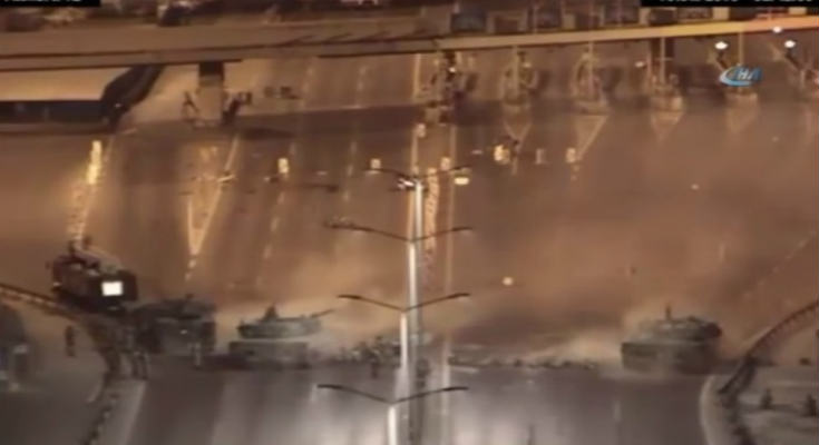 Συγκλονιστικό βίντεο: Πολίτες δέχονται πυρά στη γέφυρα του Βοσπόρου