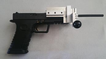 Σπάνιο εξάρτημα μετατρέπει το Glock σε bolt action πιστόλι! (Βίντεο)