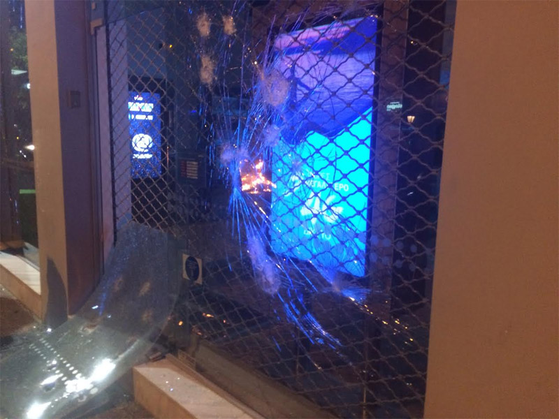 Χαμός στην Βίλα Ζωγράφου: Φωτιές και σπασμένες βιτρίνες μετά την πορεία διαμαρτυρίας (φωτό, βίντεο)