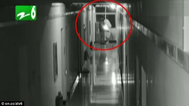 Τον κυνηγούσε με μπαλτά γιατί τον ενοχλούσε το … ροχαλητό του (βίντεο)