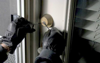 Πτολεμαΐδα: Έπιασαν… «λαβράκι» άγνωστοι διαρρήκτες μονοκατοικίας