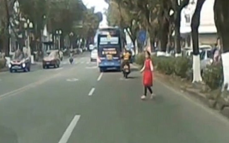 Κίνα: Γονείς «τέρατα» αφήνουν αυτοκίνητο να χτυπήσει το παιδί τους για να πάρουν αποζημίωση (φωτό, βίντεο)