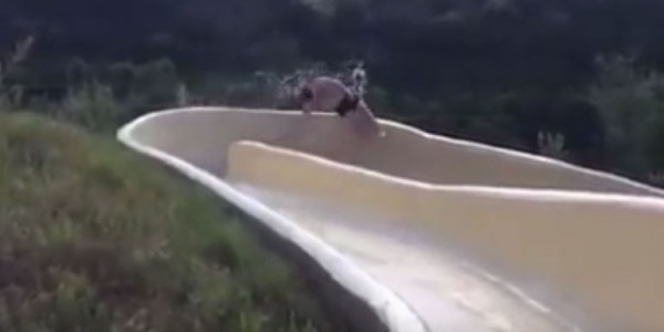 ΗΠΑ: Νεαρός εκσφενδονίστηκε σε γκρεμό κάνοντας νεροτσουλήθρα (βίντεο)