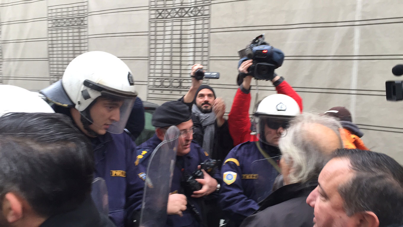 Ένταση ανάμεσα σε ΠΟΕΔΗΝ και ΥΜΕΤ έξω από το υπουργείο Οικονομικών