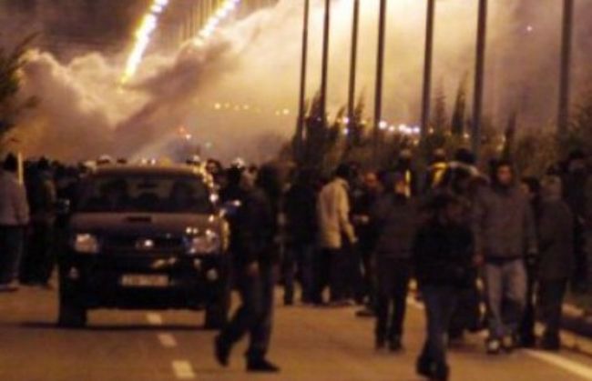 Σε εμπόλεμη ζώνη η Ν.Φιλαδέλφεια: Μάχες μεταξύ αναρχικών – οπαδών και αστυνομίας (φωτό) (upd)